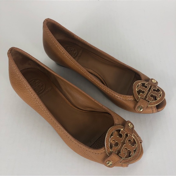 Tory Burch Amanda Tan Peep Toe Gold Logo Low Wedge Heels Size 6M - Picture 2 of 9